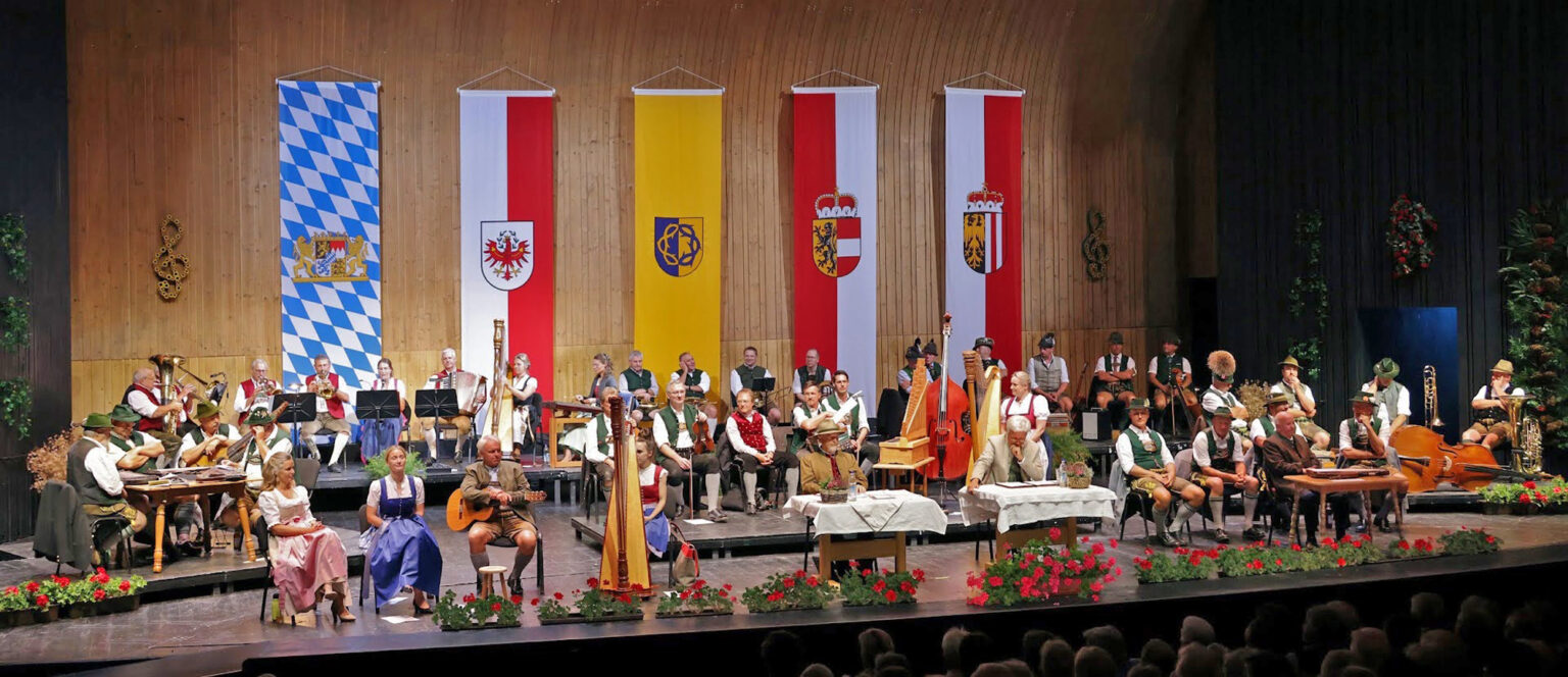 Der Erler Volksmusikabend lockte über 1.300 Besucher ins Passionsspielhaus nach Erl. Foto: Oswin Kleinhans