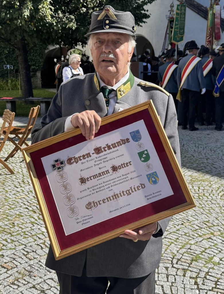 Hermann Hotter wurde die Ehrenmitgliedschaft verliehen. Foto: Kameradschaft Bezirksverband Kufstein
