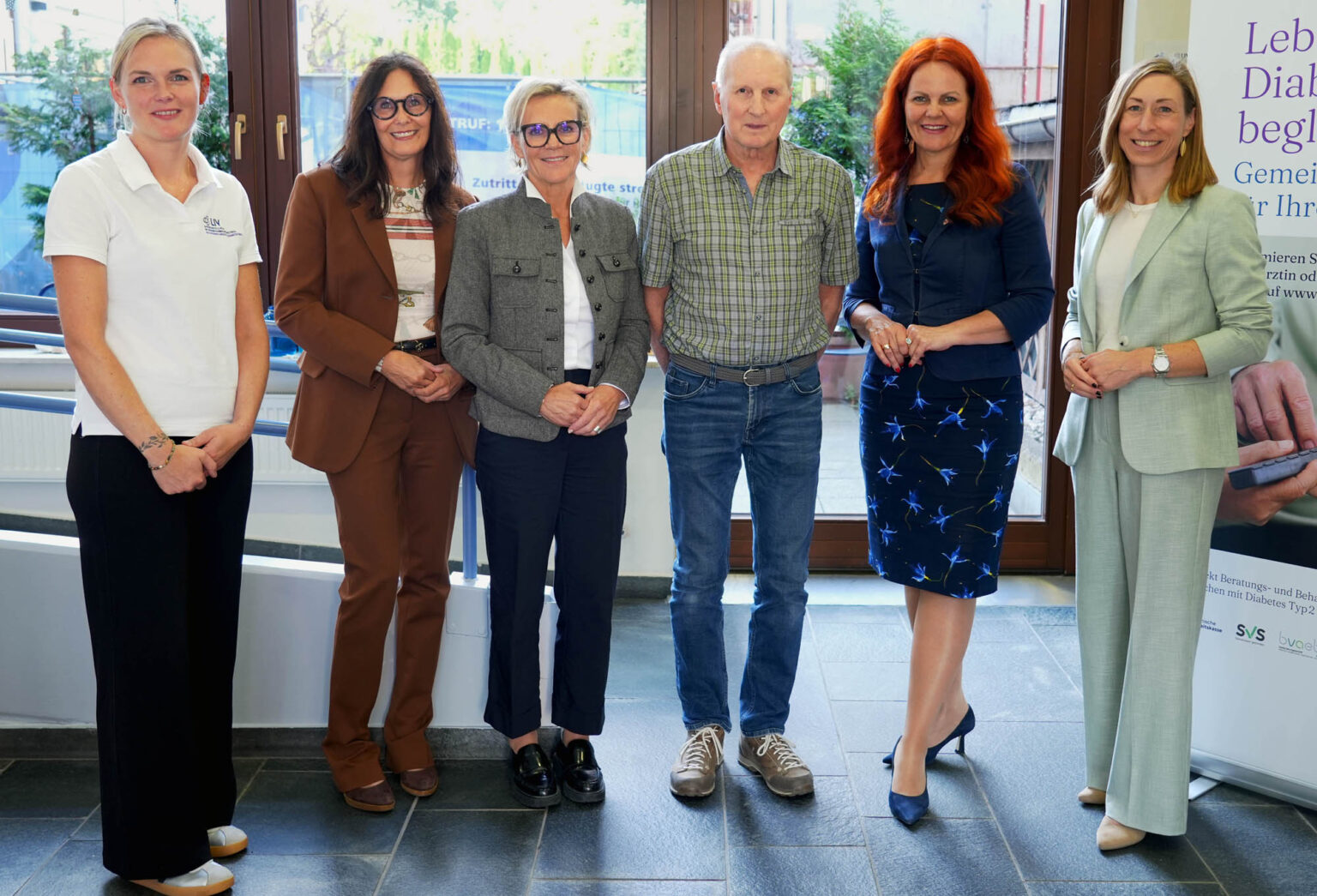 Besuch des Diabetesnetzwerks in Kufstein: V. l. Bettina Embacher (Diabetesberaterin Diabetesnetzwerk Kufstein – LIV Tirol), Andrea Wicke (stv. Landesstellenleiterin der ÖGK in Tirol), Agnes Loidl (Koordinatorin Diabetes Tirol – LIV Tirol), Friedrich (100. Teilnehmer Diabetes-Pilotprojekt), LR Cornelia Hagele und Renate Reingruber (Institutsvorständin LIV Tirol). Foto: Land Tirol/Krepper