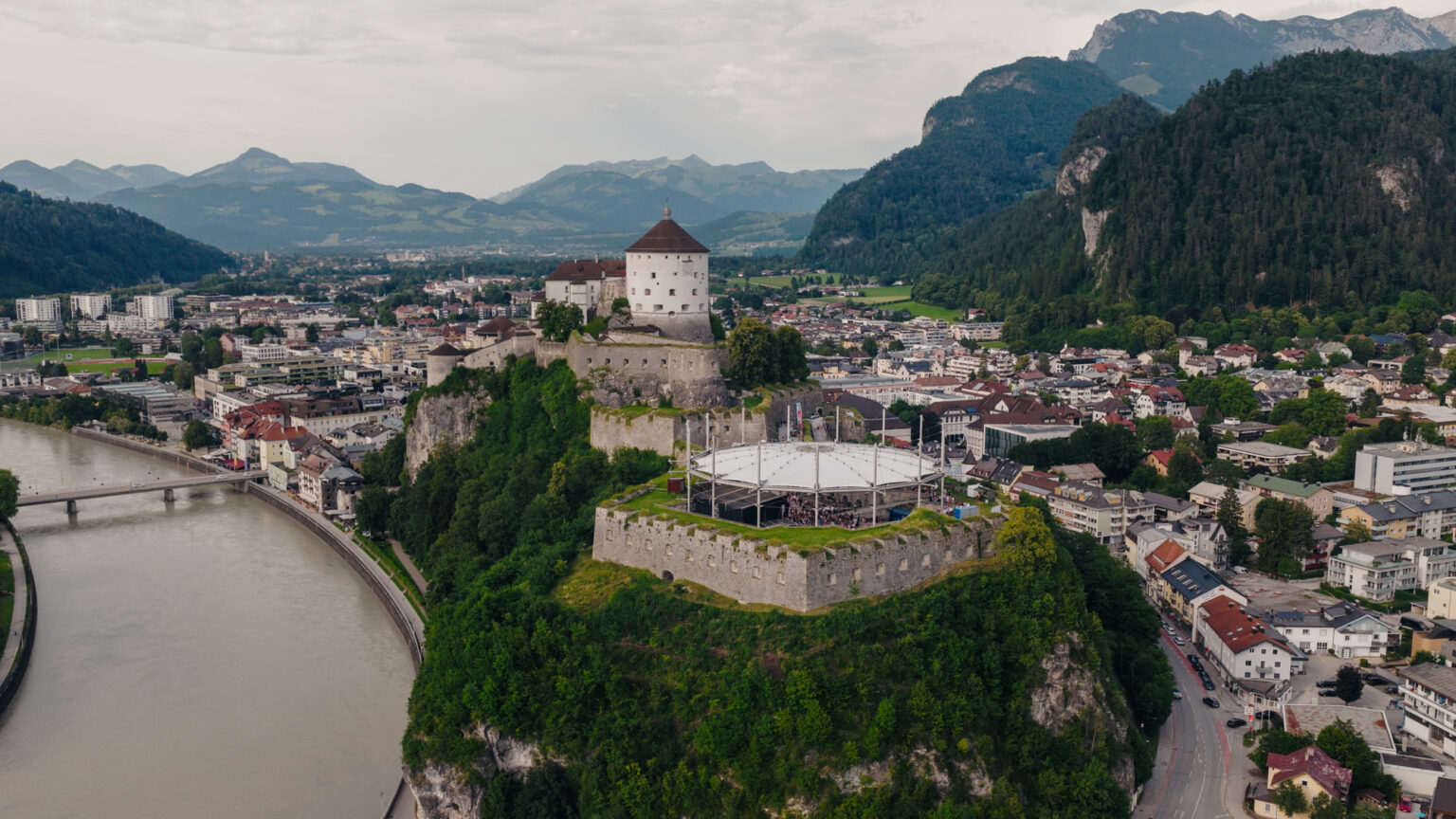 Jede Stimme zählt. Die Festung Kufstein erhält die Chance, ins Finale der ORF-Show „9 Plätze - 9 Schätze“ einzuziehen. Foto: TVB Kufsteinerland/Johannes Scheffold