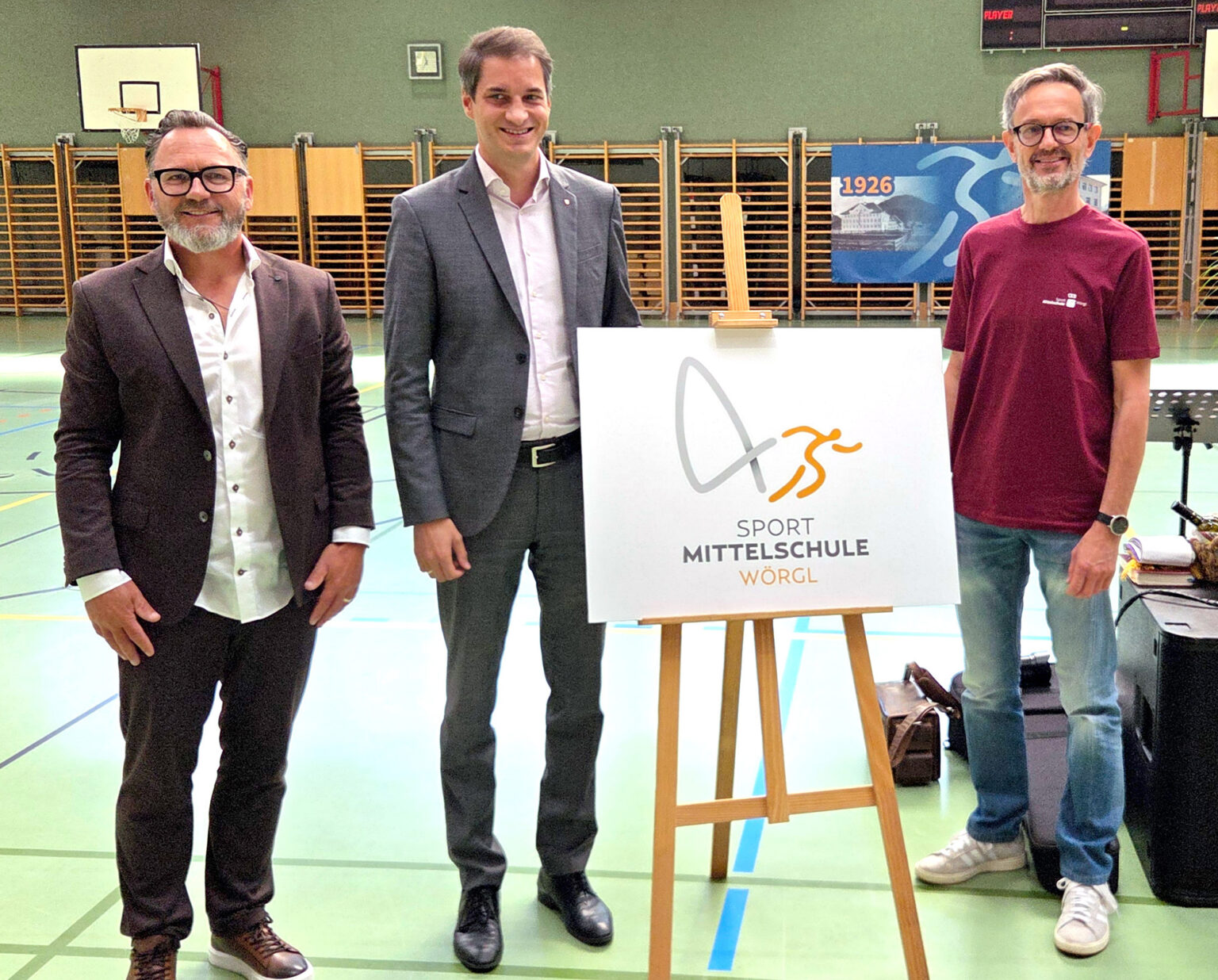 Präsentierten das neue Logo: Direktor Gottfried Schneider, Bgm. Michael Riedhart sowie Werner Neururer. Foto: Wundara