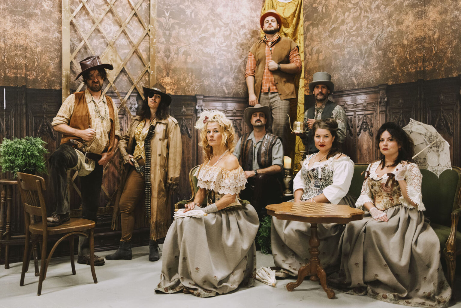 Ganz in Westernmanier: Das Ensemble von „Träum weiter, Cowboy!“ zeigt sich ernst – auf der Bühne geht es deutlich ausgelassener zu. Foto: Magdalena Laiminger