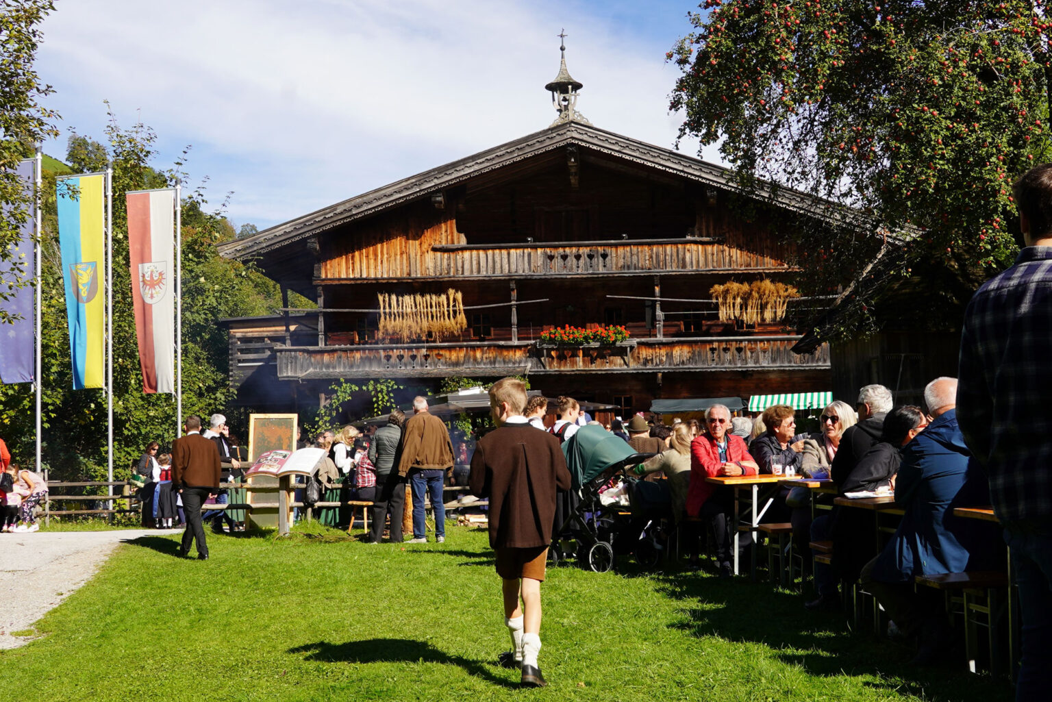 Der Museumskirchtag im Bergbauernmuseum z’Bach verbindet auch heuer wieder Brauchtum, Kulinarik und geselliges Beisammensein. Foto: Elmar M. Mayr