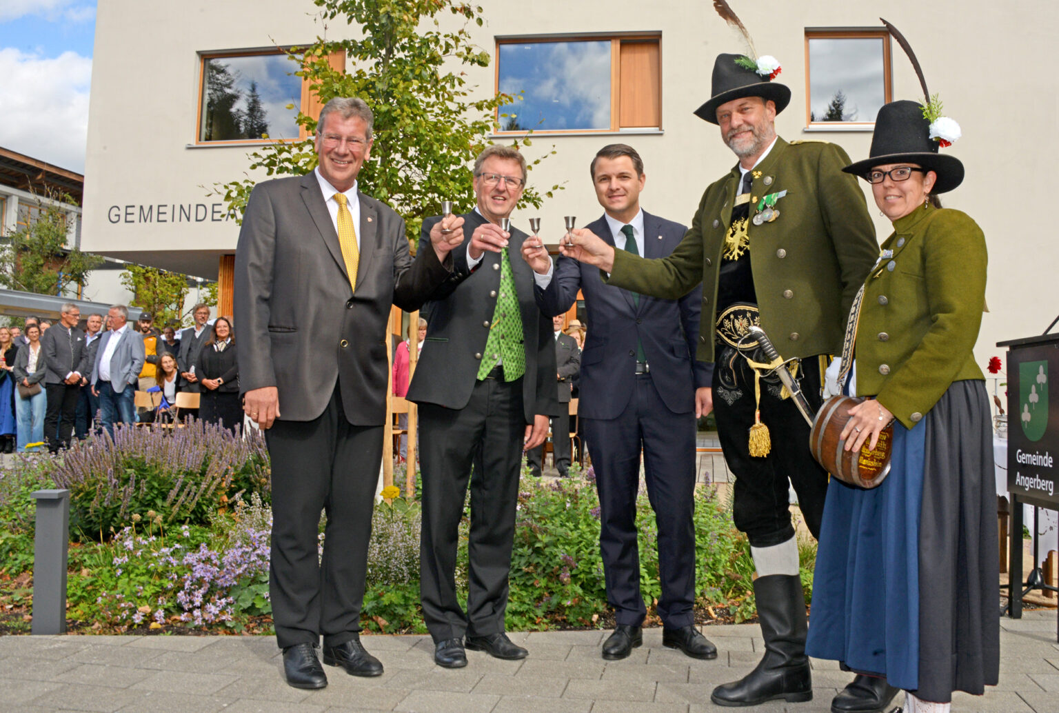 V. l.: Landtagspräsident Mag. Jakob Wolf, Bgm. Walter Osl, Bezirkshauptmann Kurt Berek, Schützen-Hauptmann Josef Lettenbichler sowie Marketenderin Daniela Ferrand vor dem neuen Gemeindeamt. Foto: Wundara