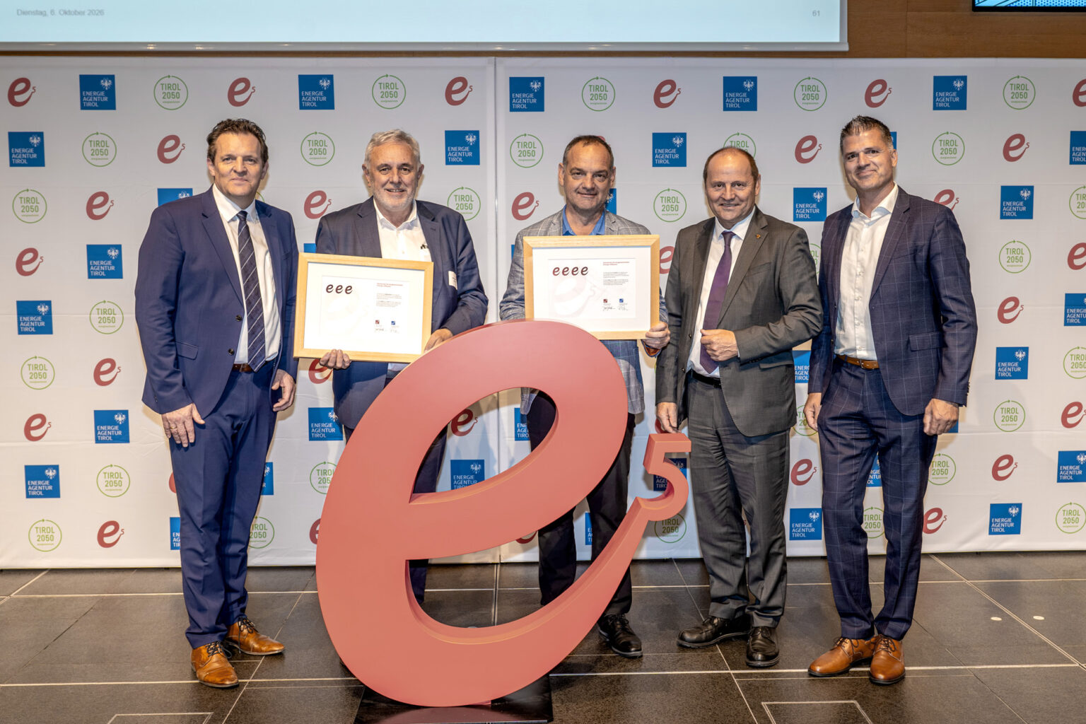 V. l.: LR René Zumtobel, Georg Juffinger (e5-Teamleiter Langkampfen), Stephan Bertel (Energiereferent Kundl), LH-Stv. Josef Geisler sowie GF Rupert Ebenbichler. Foto: Energieagentur Tirol / Blitzkneisser