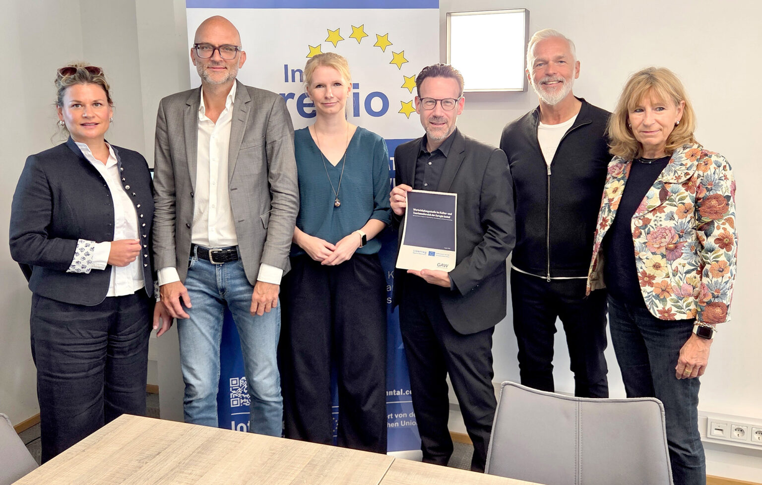 Andreas Leisner, Geschäftsführer der Tiroler Festspiele Erl (4. v. l.), präsentierte mit Stefan D. Haigner von der Gesellschaft für Angewandte Wirtschaftsforschung (2. v. l.) sowie Projektpartnern die Studie. Foto: Wundara