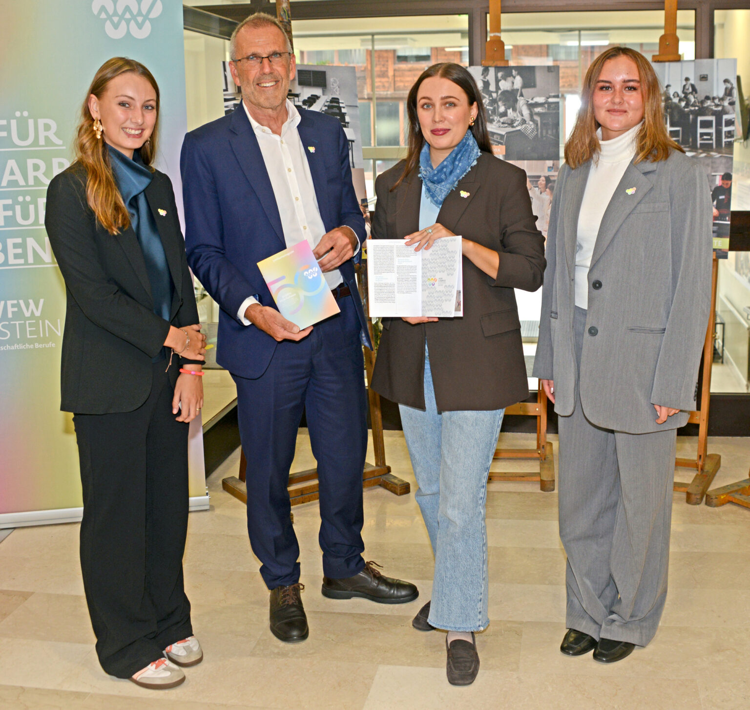V. l.: Maya Baldus, Direktor Markus Höfle, Sophia Höretzeder sowie Nela Grosch. Foto: Wundara