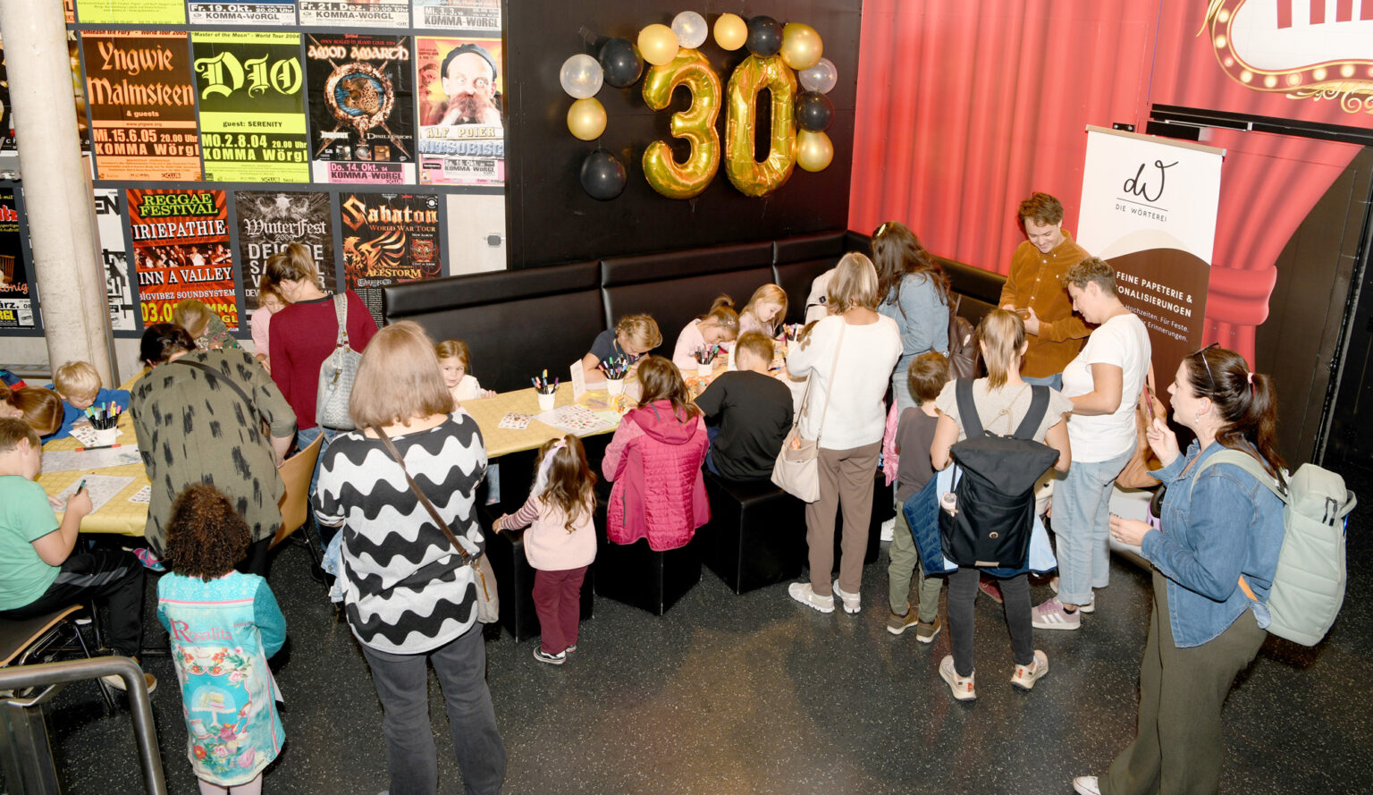 30 Jahre KOMMA in Wörgl. Neben kultiger Musik ab Abend gab es bereits am Nachmittag ein Kindertheater und Kreativstationen. Foto: Pierzinger