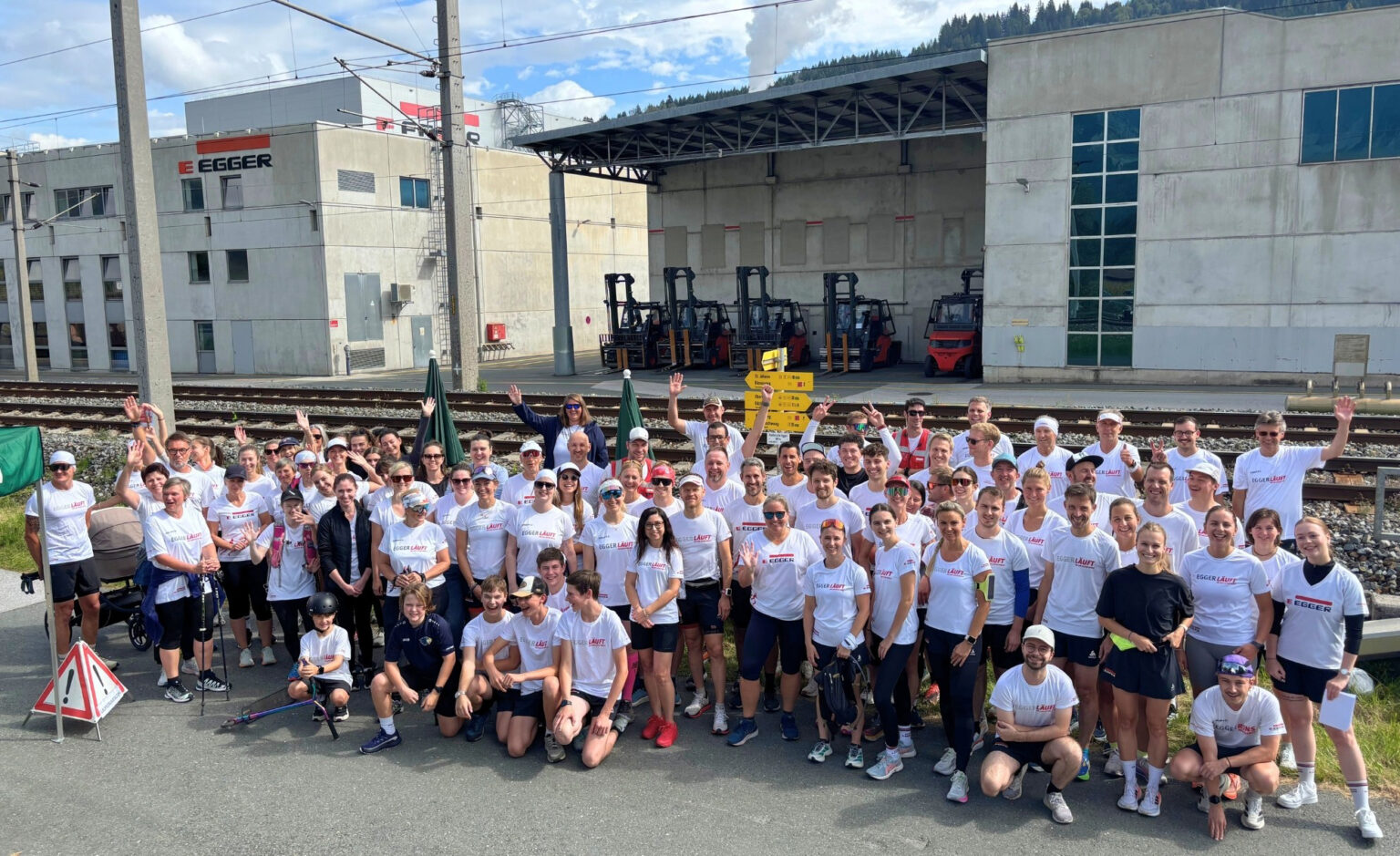 89 Egger-Mitarbeiter legten in drei Stunden 1.445 Kilometer entlang der Oberndorfer Laufrunde zurück. Foto: EGGER Holzwerkstoffe