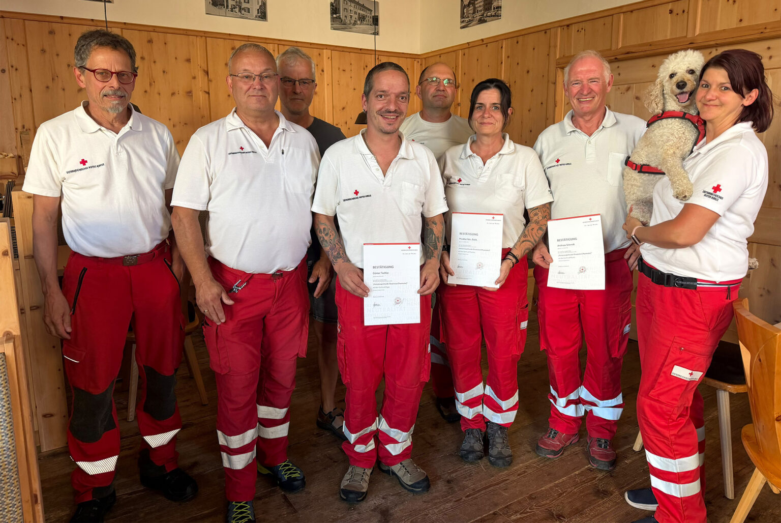 V. l.: Haimo Ziegeleder, Martin Rendl, Manfred Greiderer, Günther Tischler, Dr. Leopold Slotter-Bachmayr, Monika Eder, Andreas Schmidt sowie Kerstin Rendl Foto: Rotes Kreuz