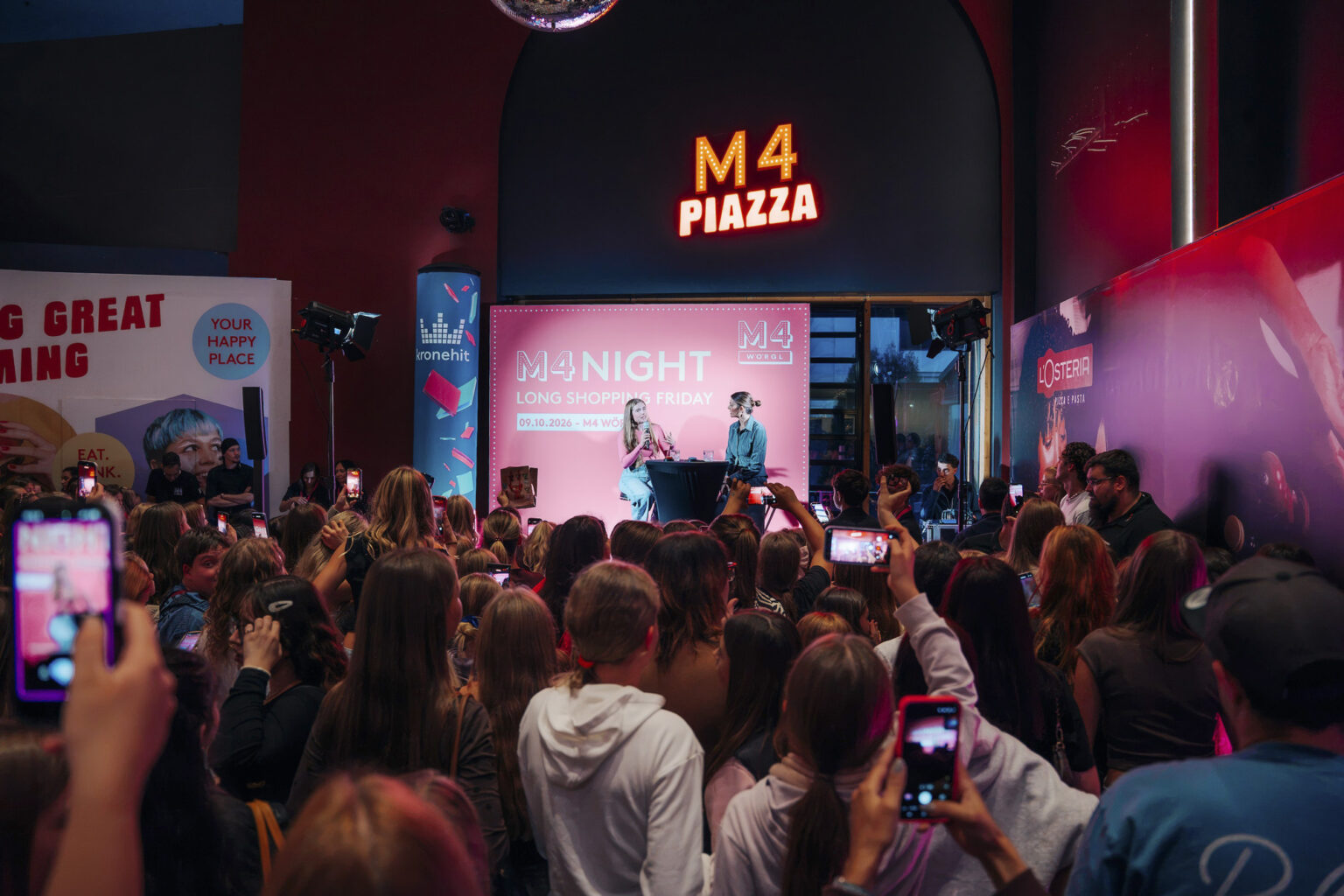 Influencerin Anna Strigl und Jasmin Eder, Kronehit-Moderatorin. Foto: Helena Heel
